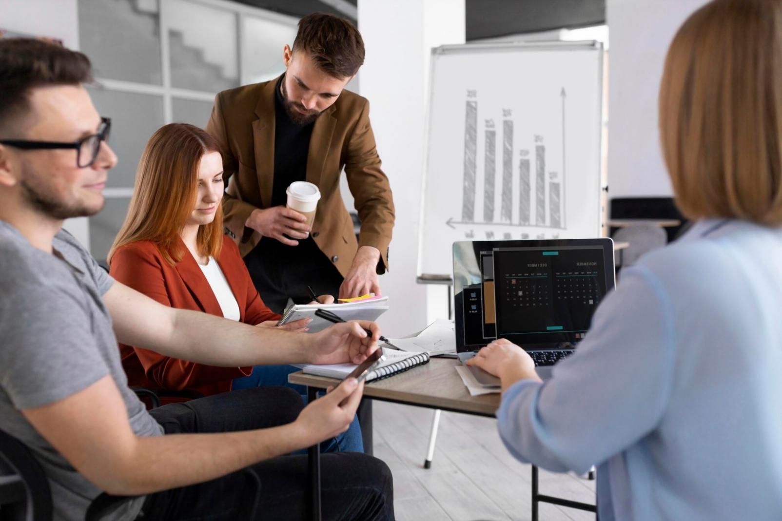 Teamarbeit und Beratung in modernem Büroumfeld